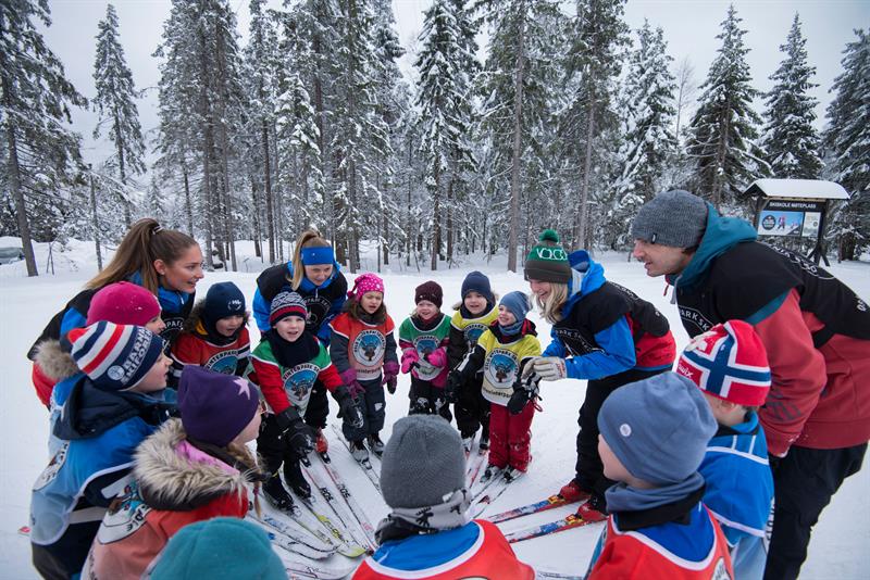gruppe med barn og skiinstruktører