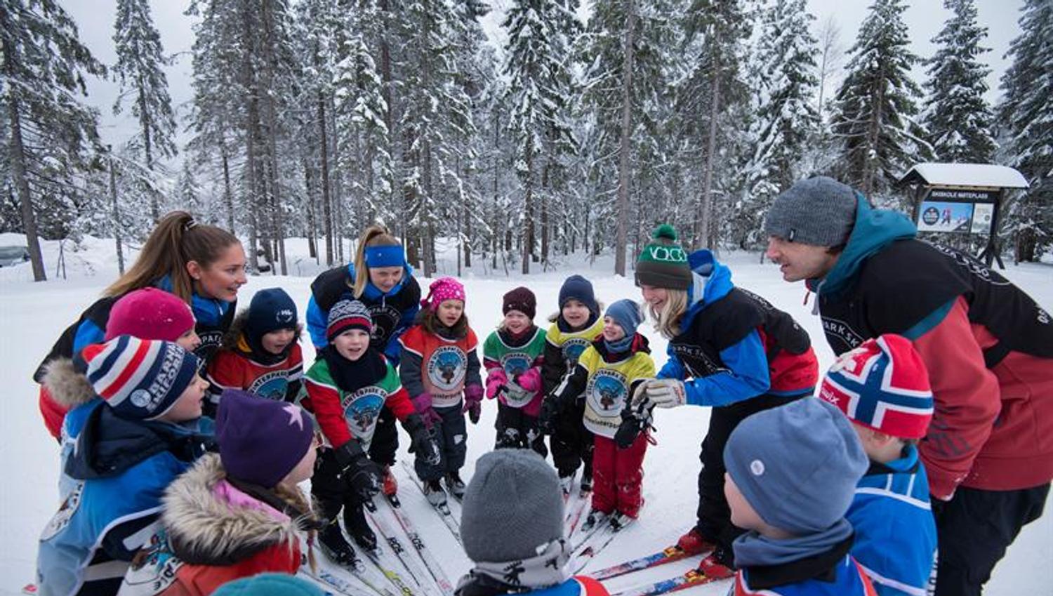 gruppe med barn og skiinstruktører