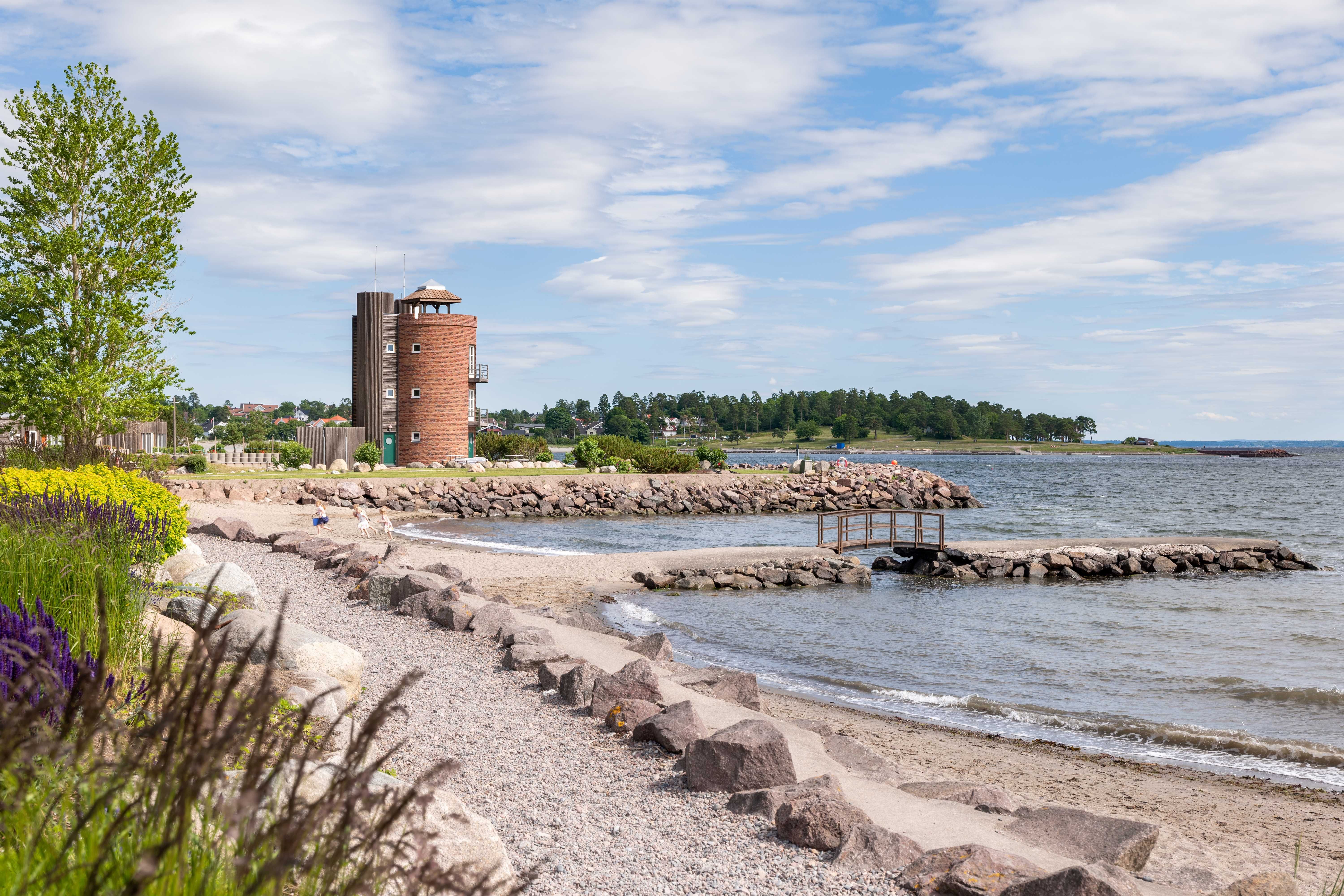 Overview of the beach and tower