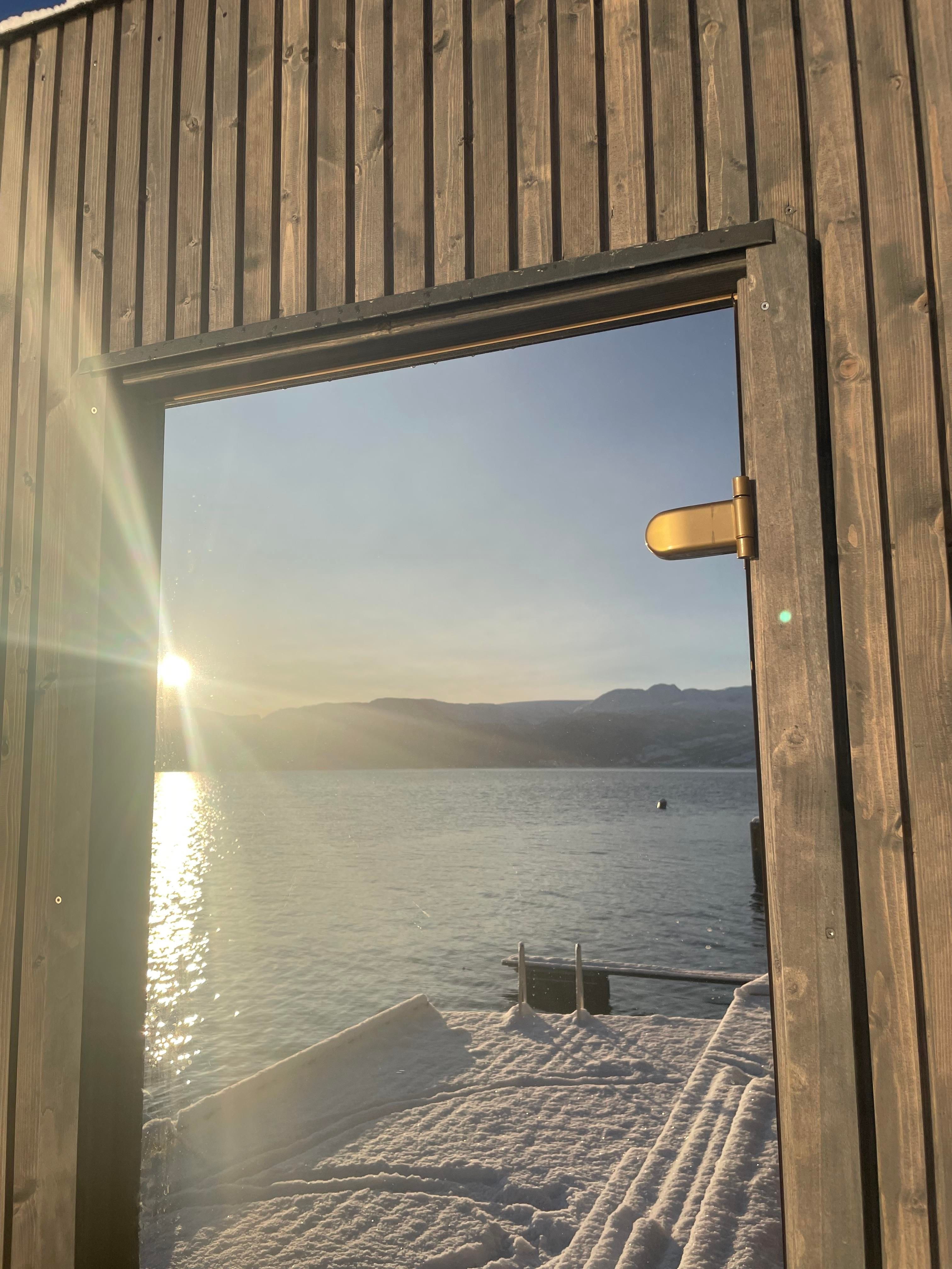 A spectacular sunset reflected in the sauna door – a perfect blend of nature and relaxation.