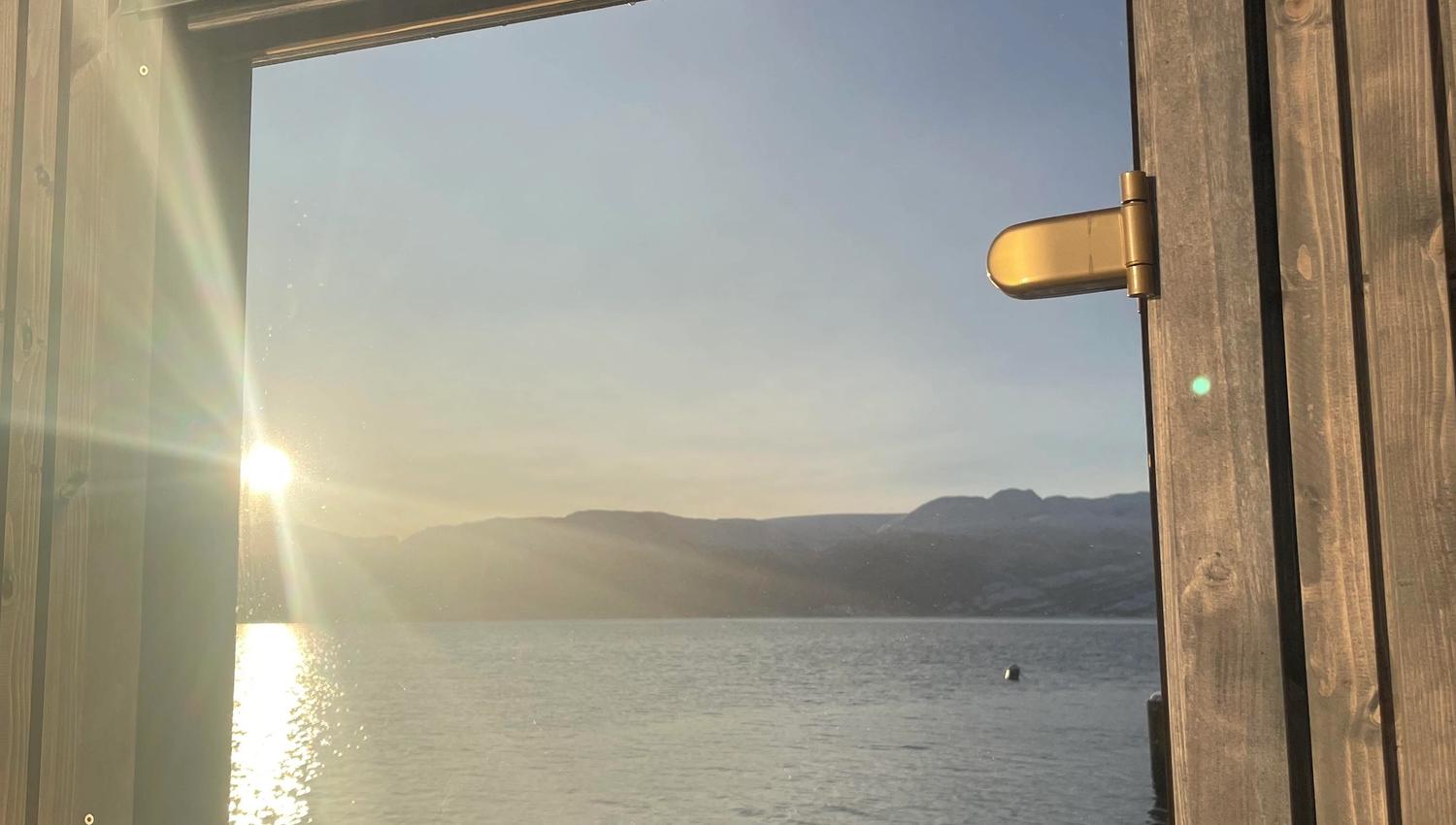 A spectacular sunset reflected in the sauna door – a perfect blend of nature and relaxation.