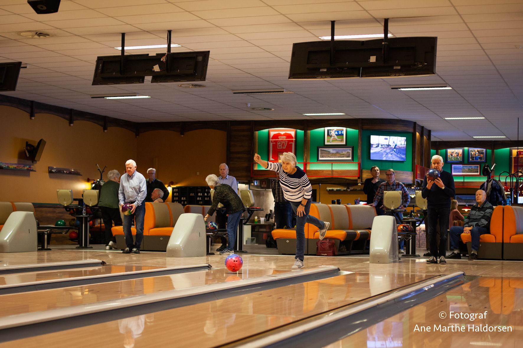Folk spiller bowling