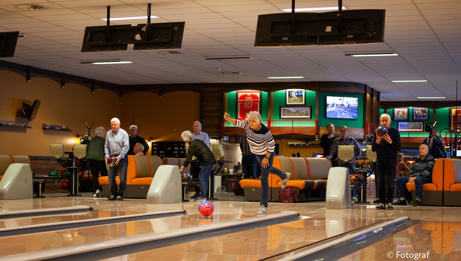 Folk spiller bowling