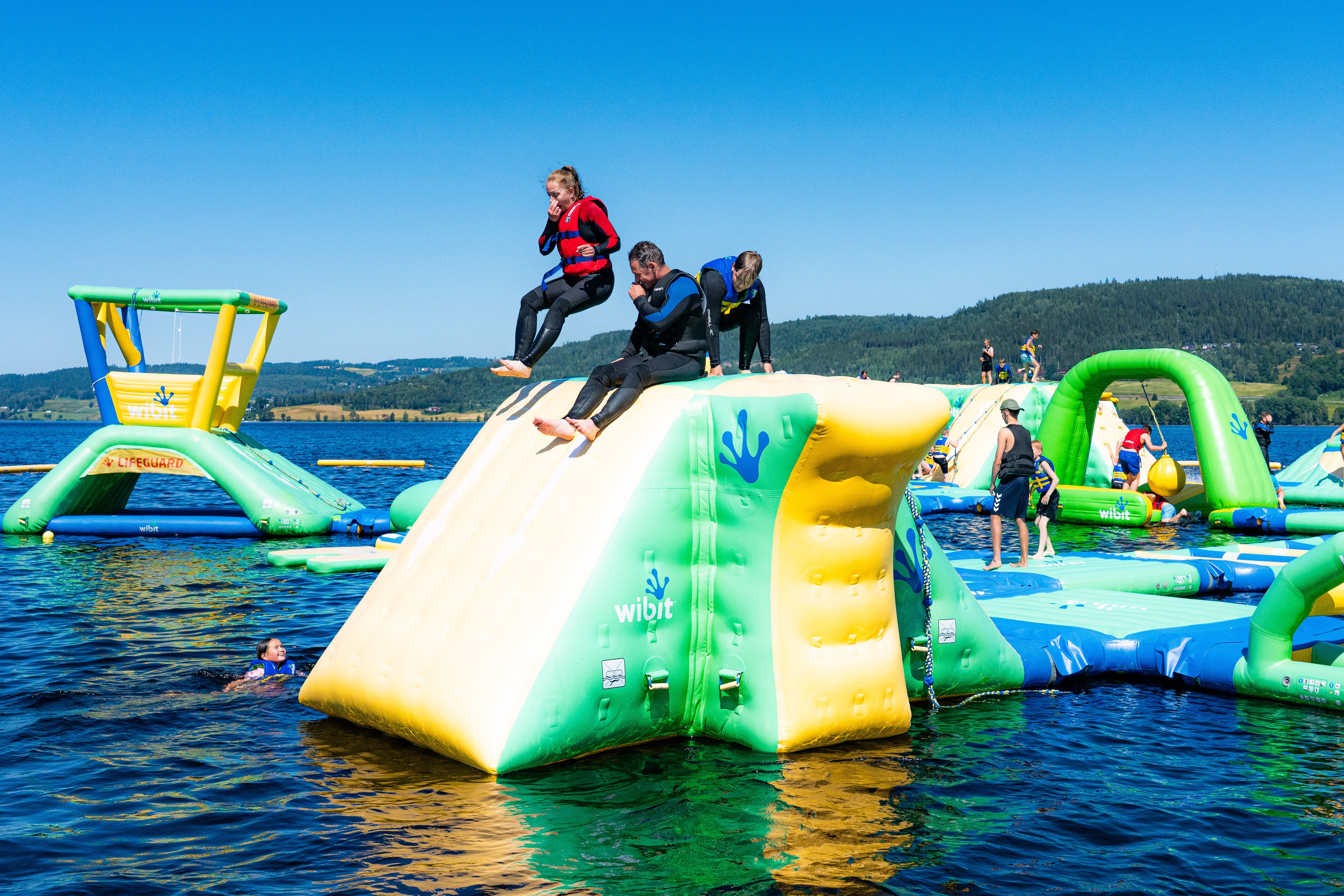 Ransfjord badepark i Jevnaker. Norges største flytende badepark. Hopper i vannet.