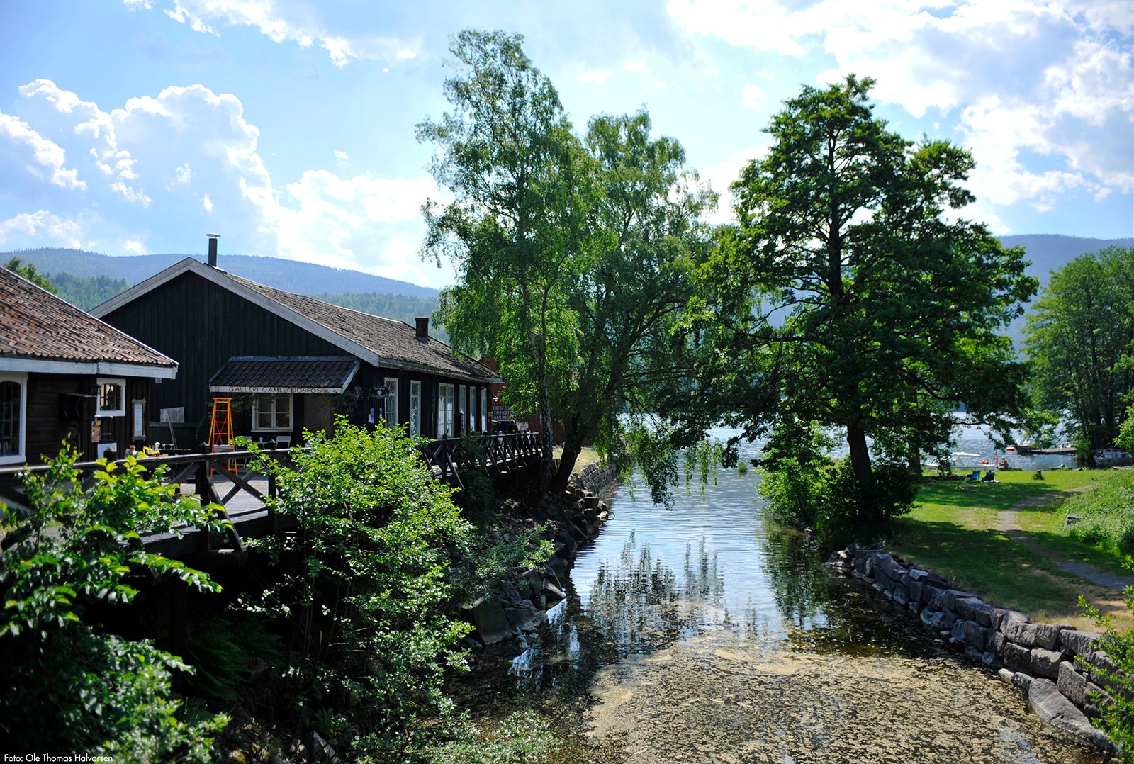 Hus ved elv