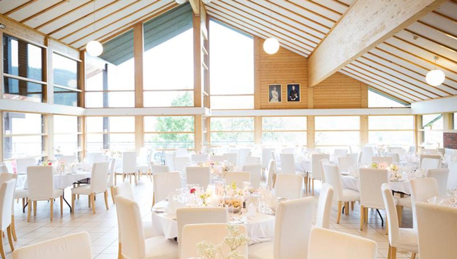 sittegrupper og store vinduer. Oscarsborg kurs- og selskapslokaler . foto