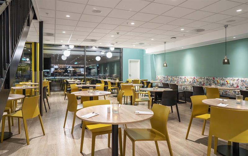 breakfast area with round tables