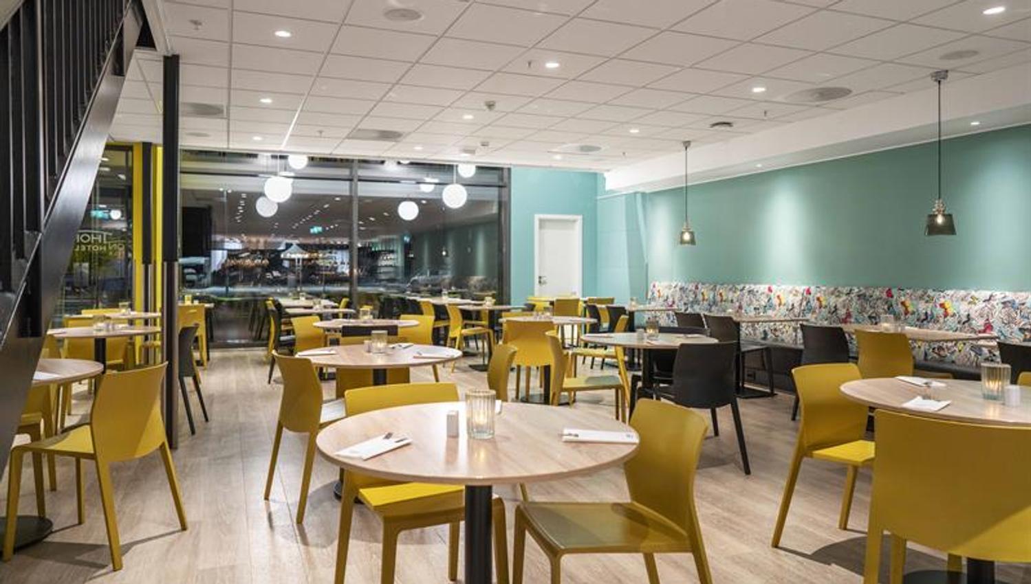 breakfast area with round tables
