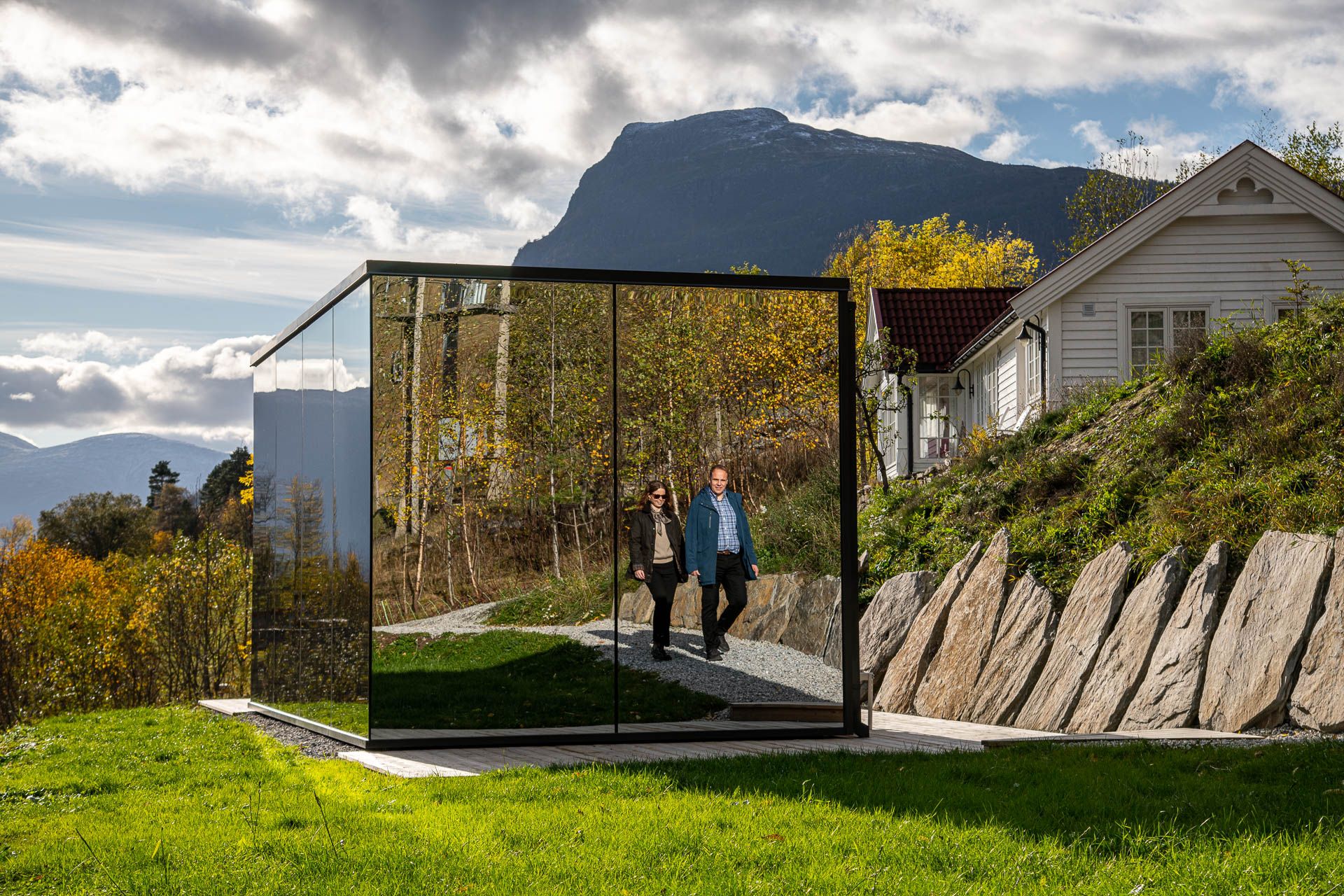 Fjordspeilet, Luster
