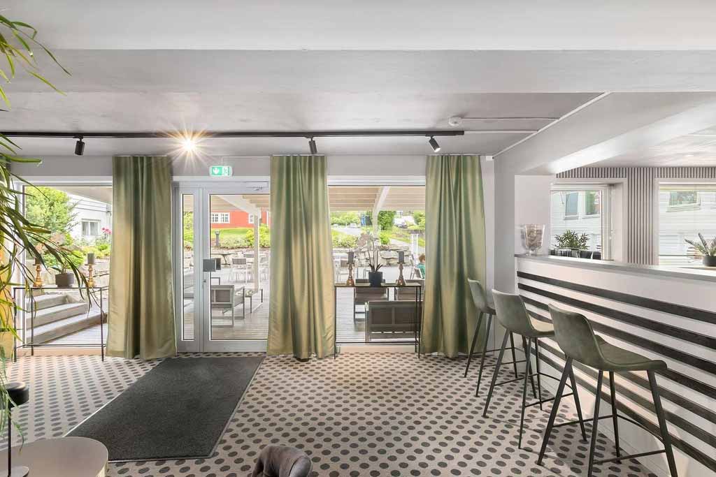 The bar area at Kinsarvik Fjordhotel, featuring stylish decor and a welcoming atmosphere for guests.