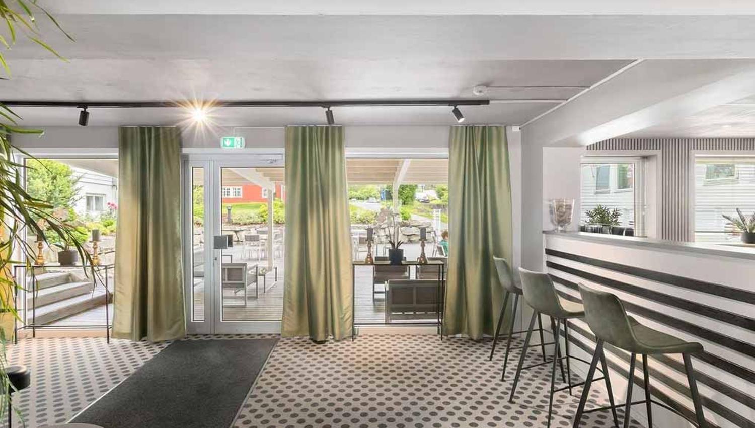 The bar area at Kinsarvik Fjordhotel, featuring stylish decor and a welcoming atmosphere for guests.