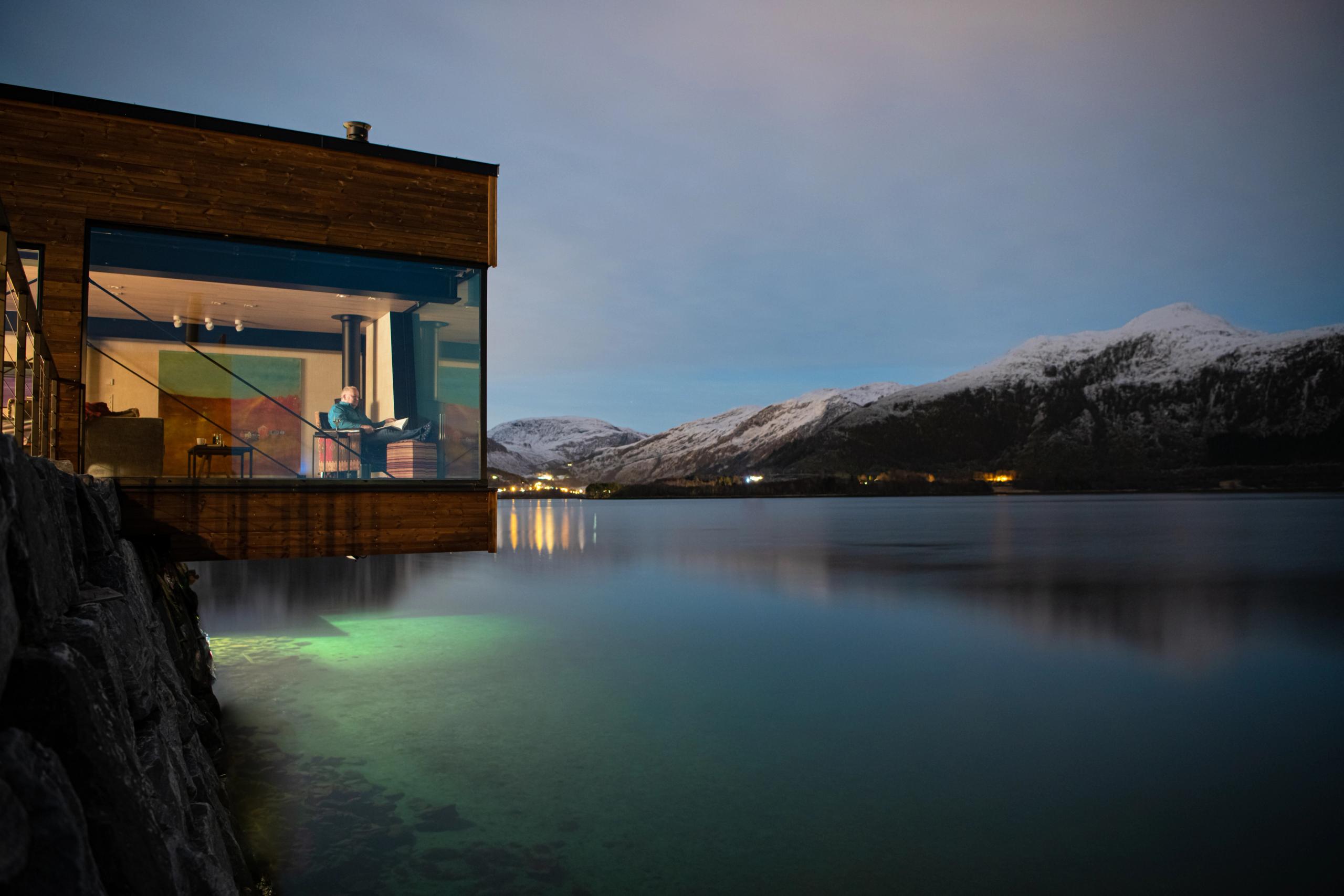 TunheimsFjørå Lodge i skumringstimen