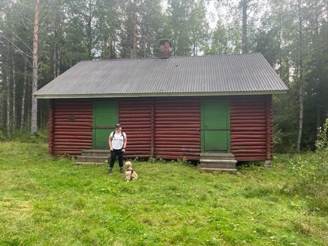 Hund og eier utenfor ei seter