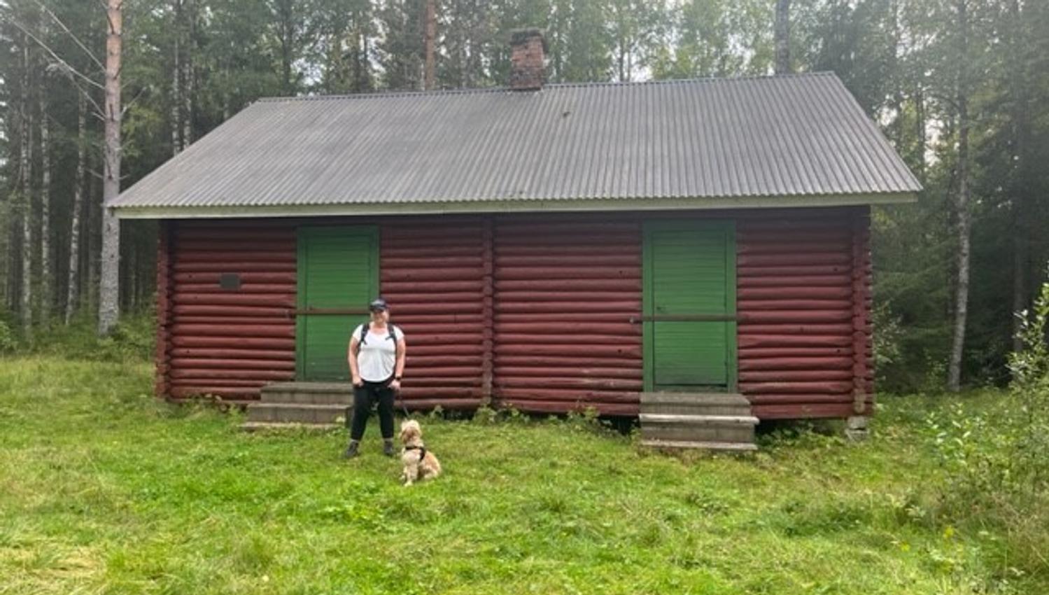 Hund og eier utenfor ei seter