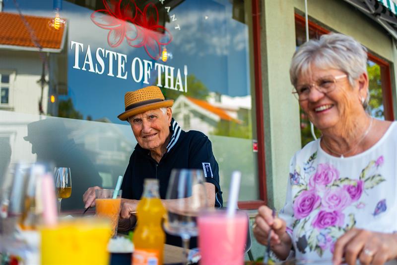 Mennesker som nyter et godt måltid på Taste of Thai.