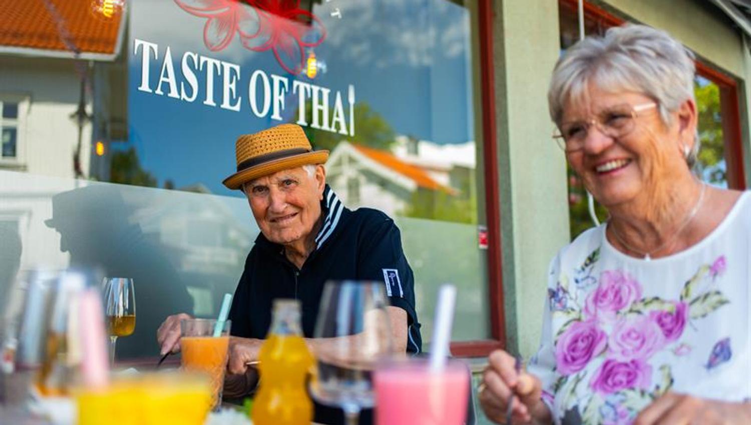 Mennesker som nyter et godt måltid på Taste of Thai.