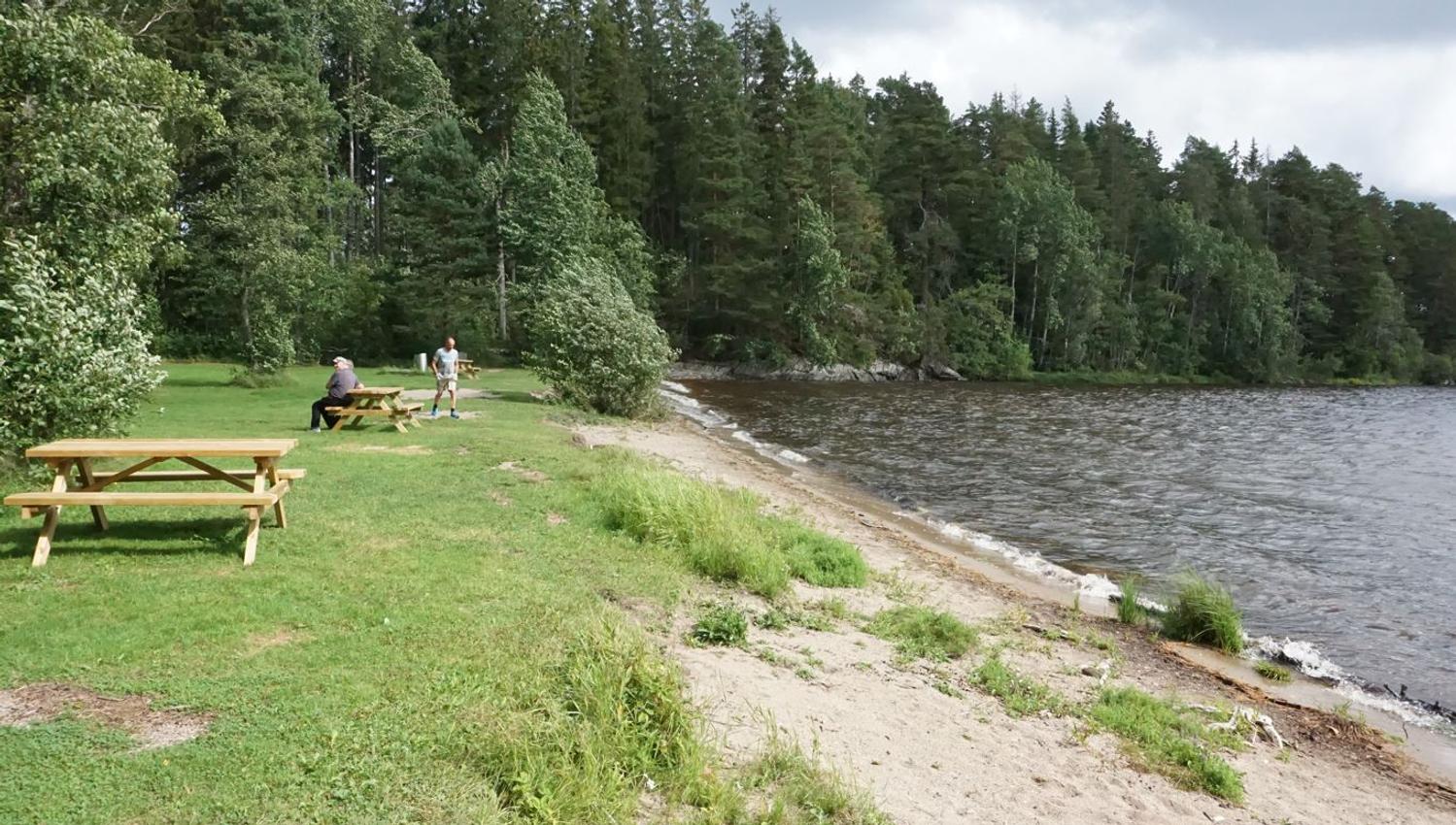 Tabels beside the lake