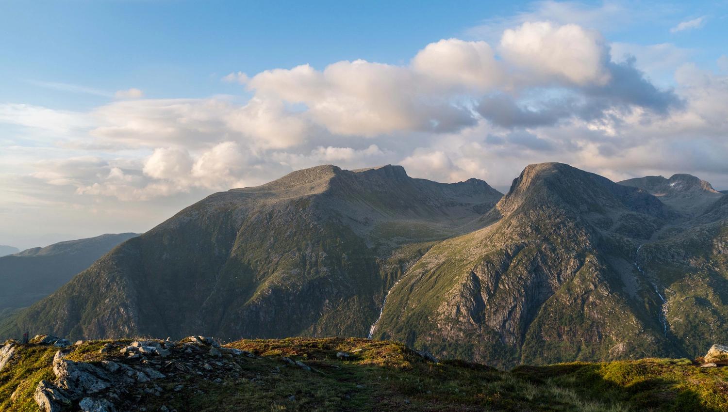 Steinvarde på toppen av Malmangernuten med vidstrakt utsikt over Hardangerfjorden og dei mange øyane.