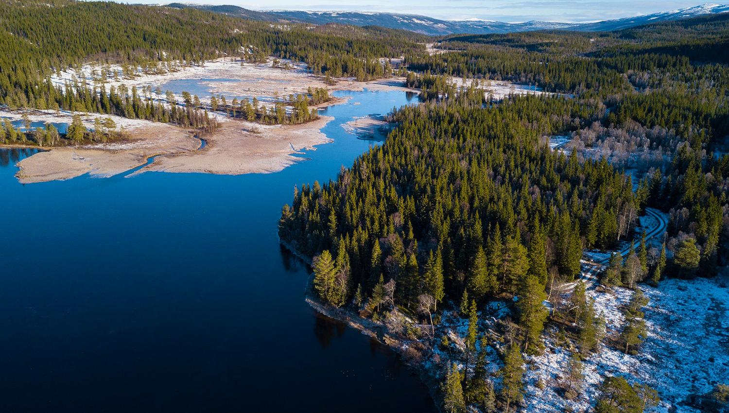 Birdseye view of Roktsjøhytta cabin and Lake Roksjøen