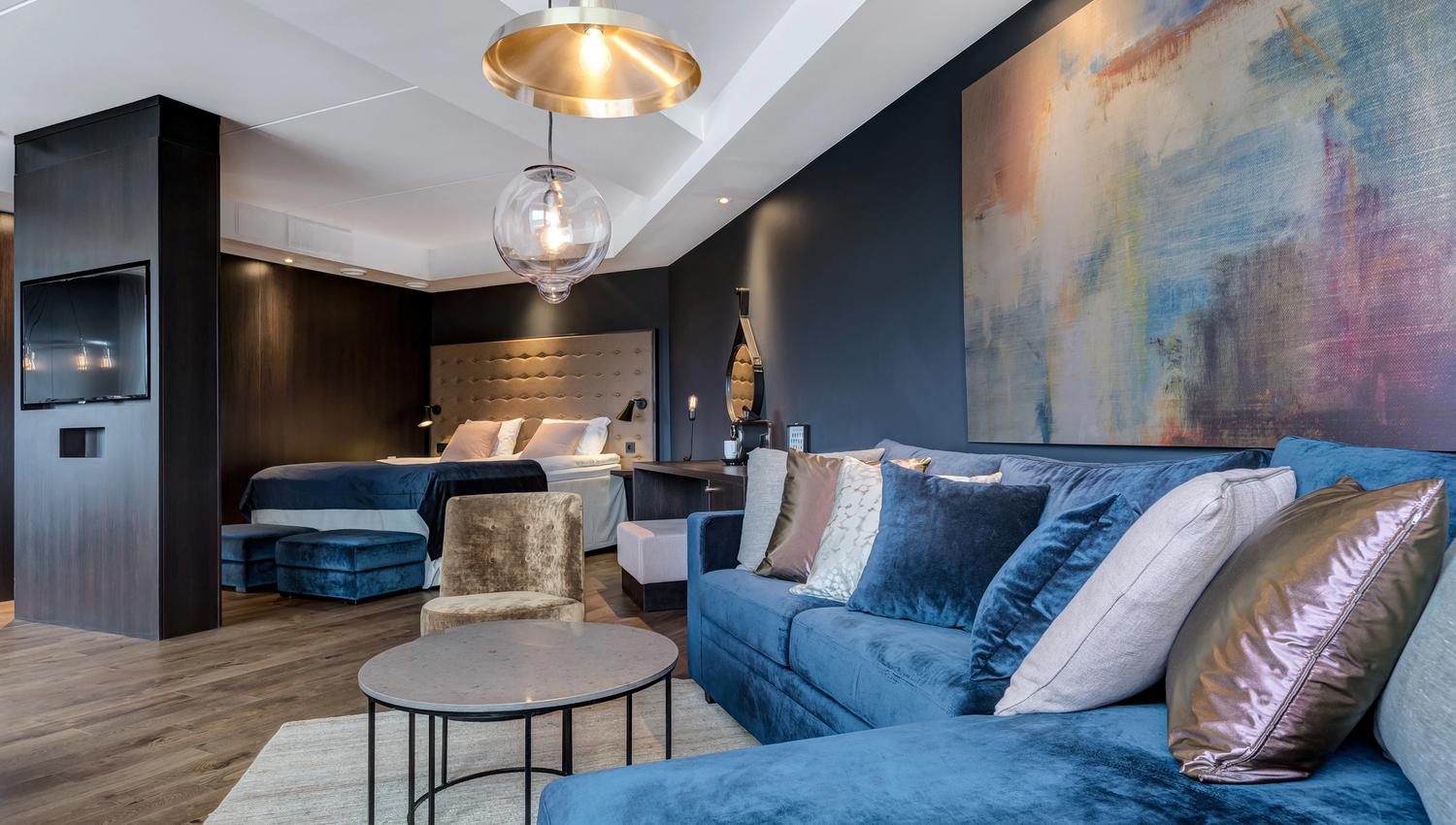 suite-room-sofa-lounge-bed-quality-hotel-gardermoen with blue furniture