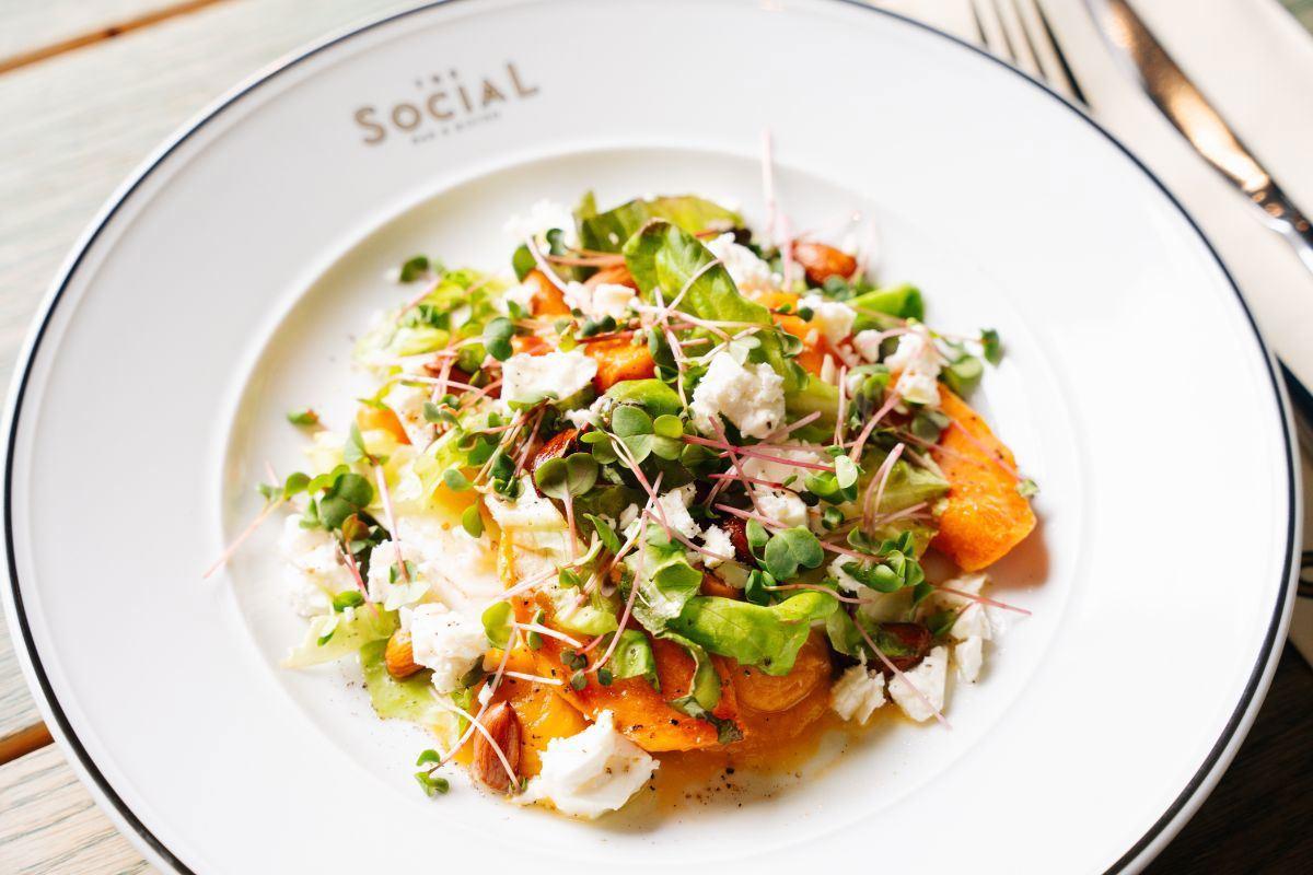 Salat på The Social Bistro i The Edge hotellet