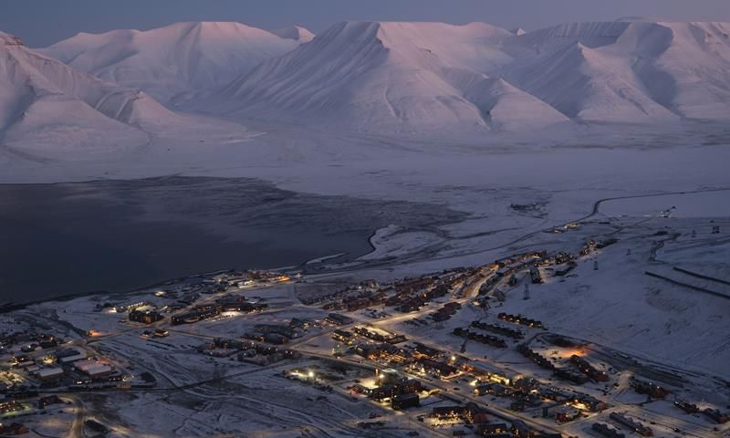 Longyearbyen seen from above on Platåfjellet 