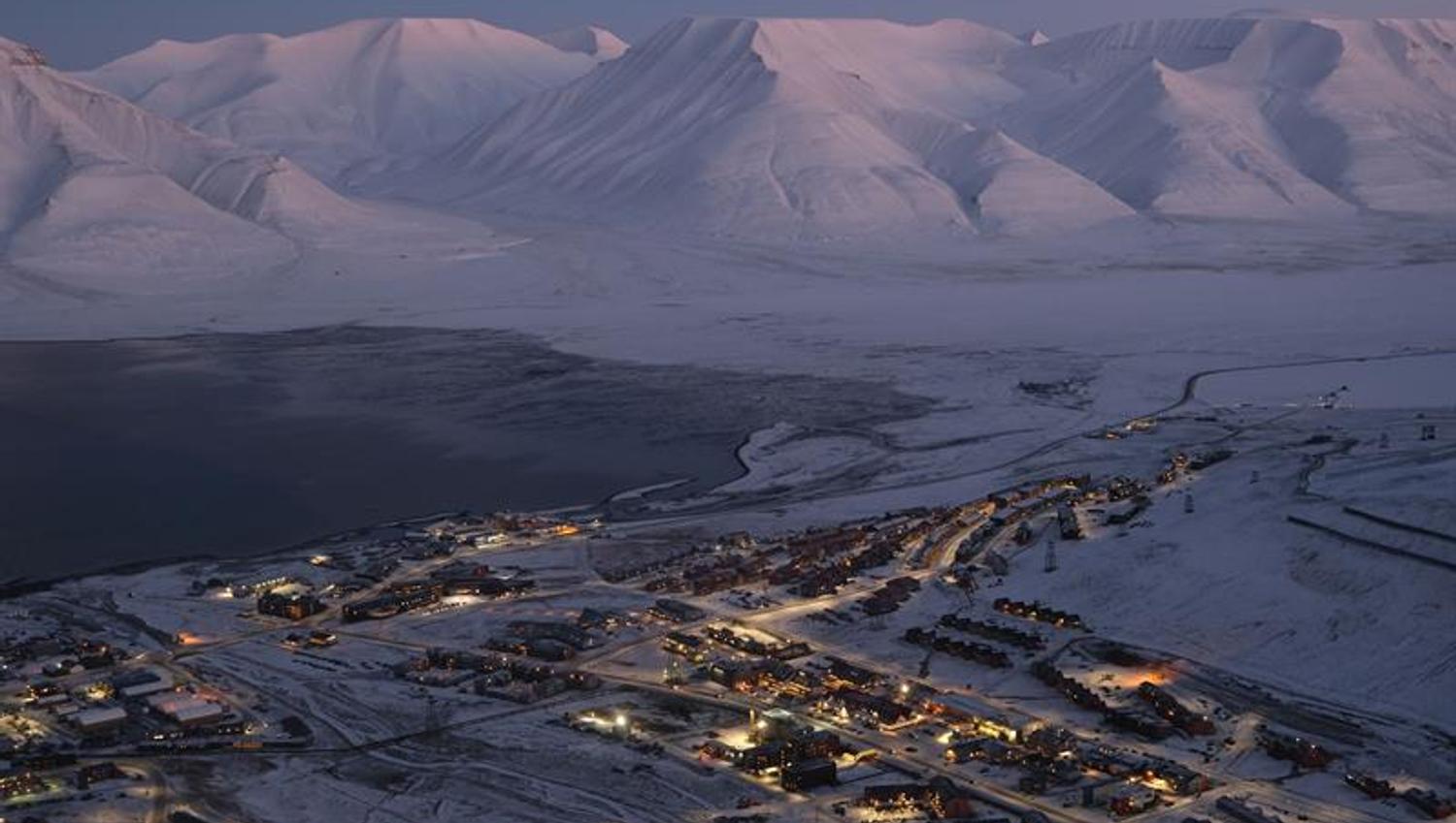 Longyearbyen seen from above on Platåfjellet