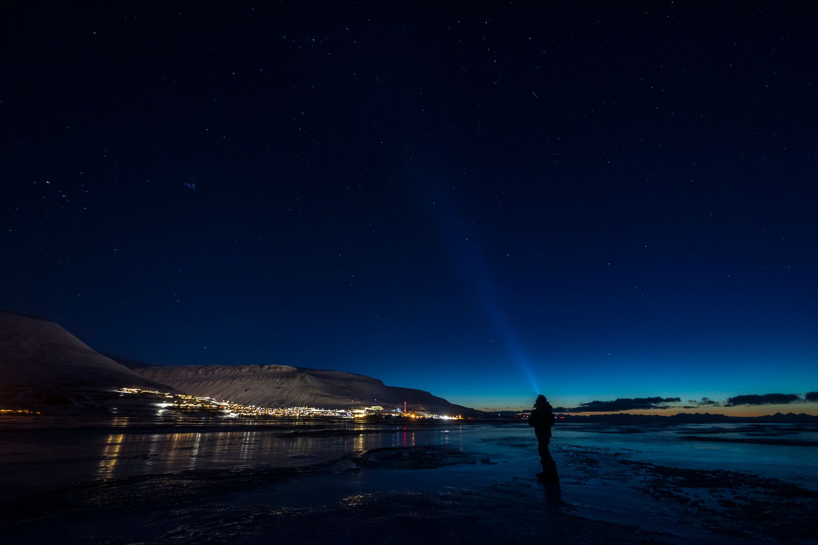 A person looking for northern lights outside of Longyearbyen