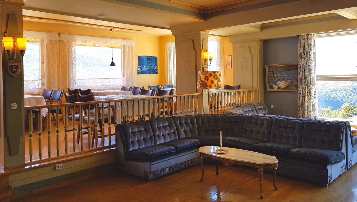 Store sofaer med spiseplass i bakgrunnen.