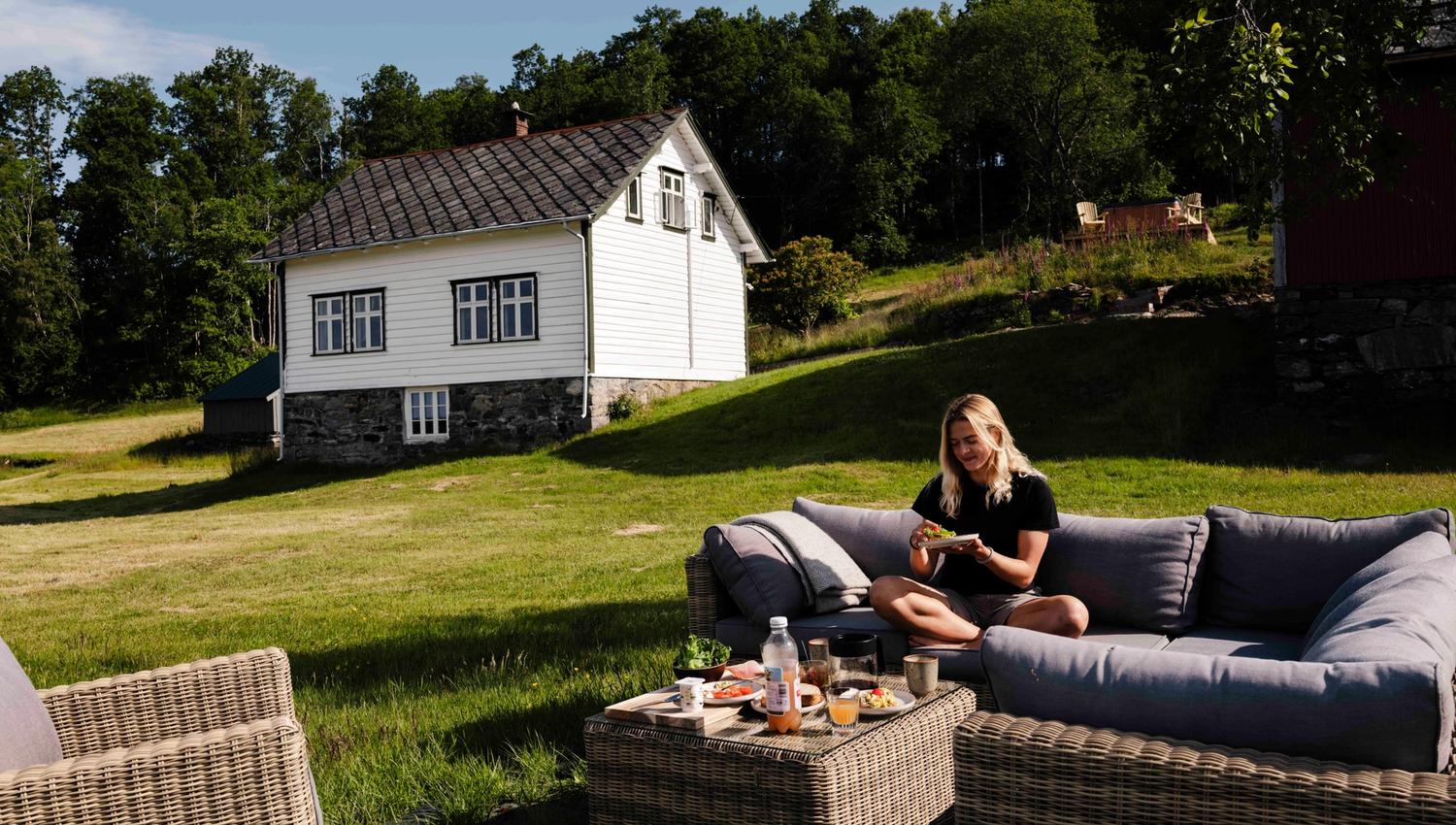 Outdoor breakfast at Stigen Fjordlodge in Hardanger.