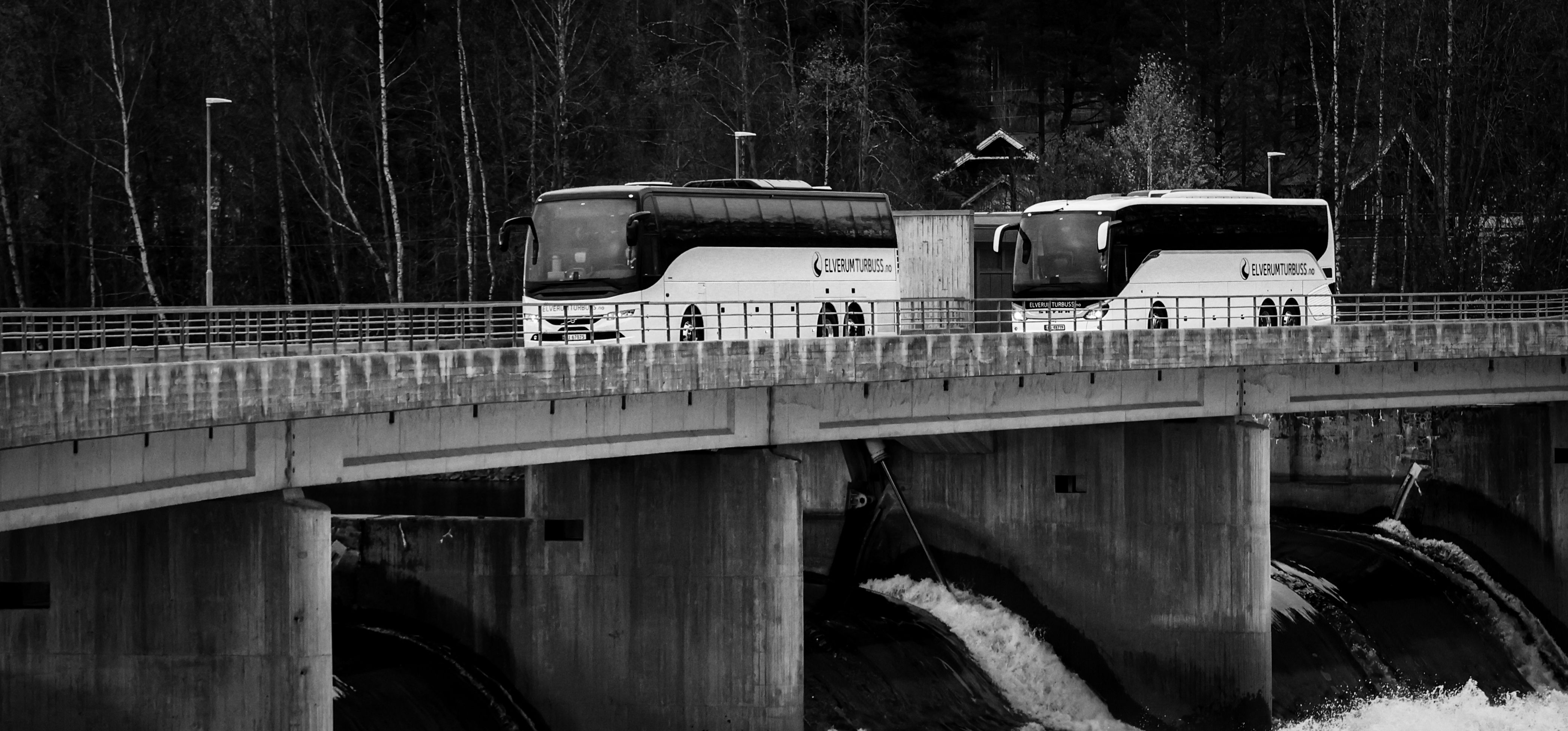 Elverum Turbuss på brua, svarthvitt