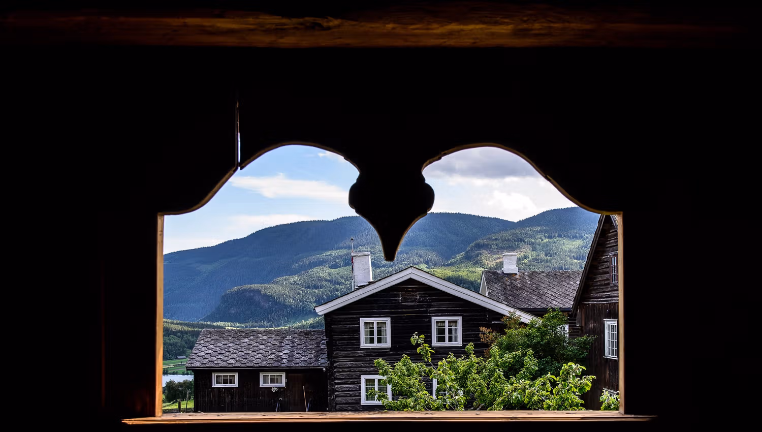 View of Sygard Grytting through a cutout in the wall