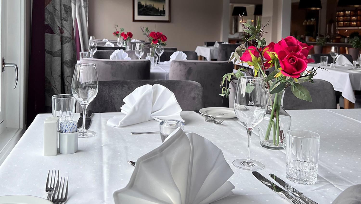 dekket bord på restaurant på Morgedal Hotell