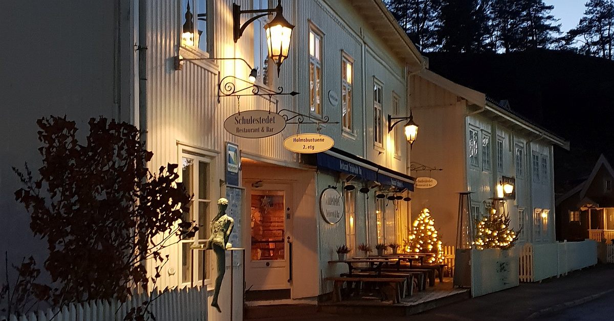 Fasaden i kveldslys