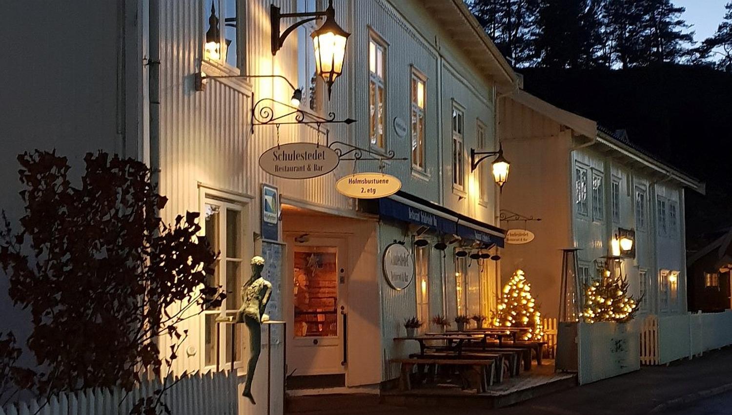Fasaden i kveldslys