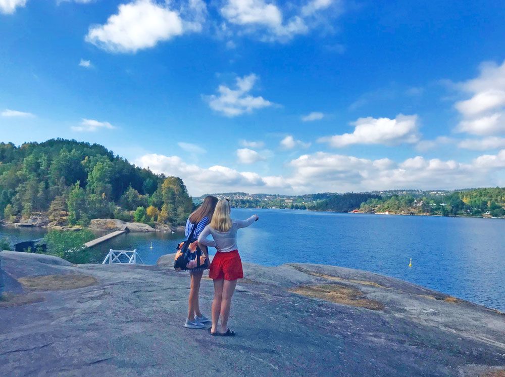 2 jenter på Olavsberget Camping som ser utover vannet