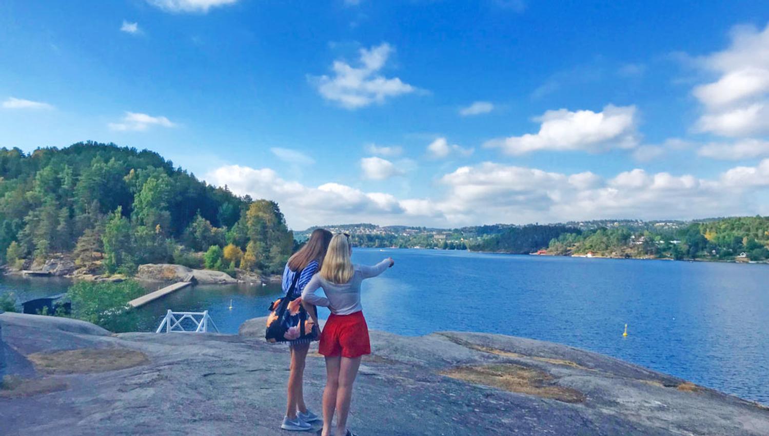 2 jenter på Olavsberget Camping som ser utover vannet