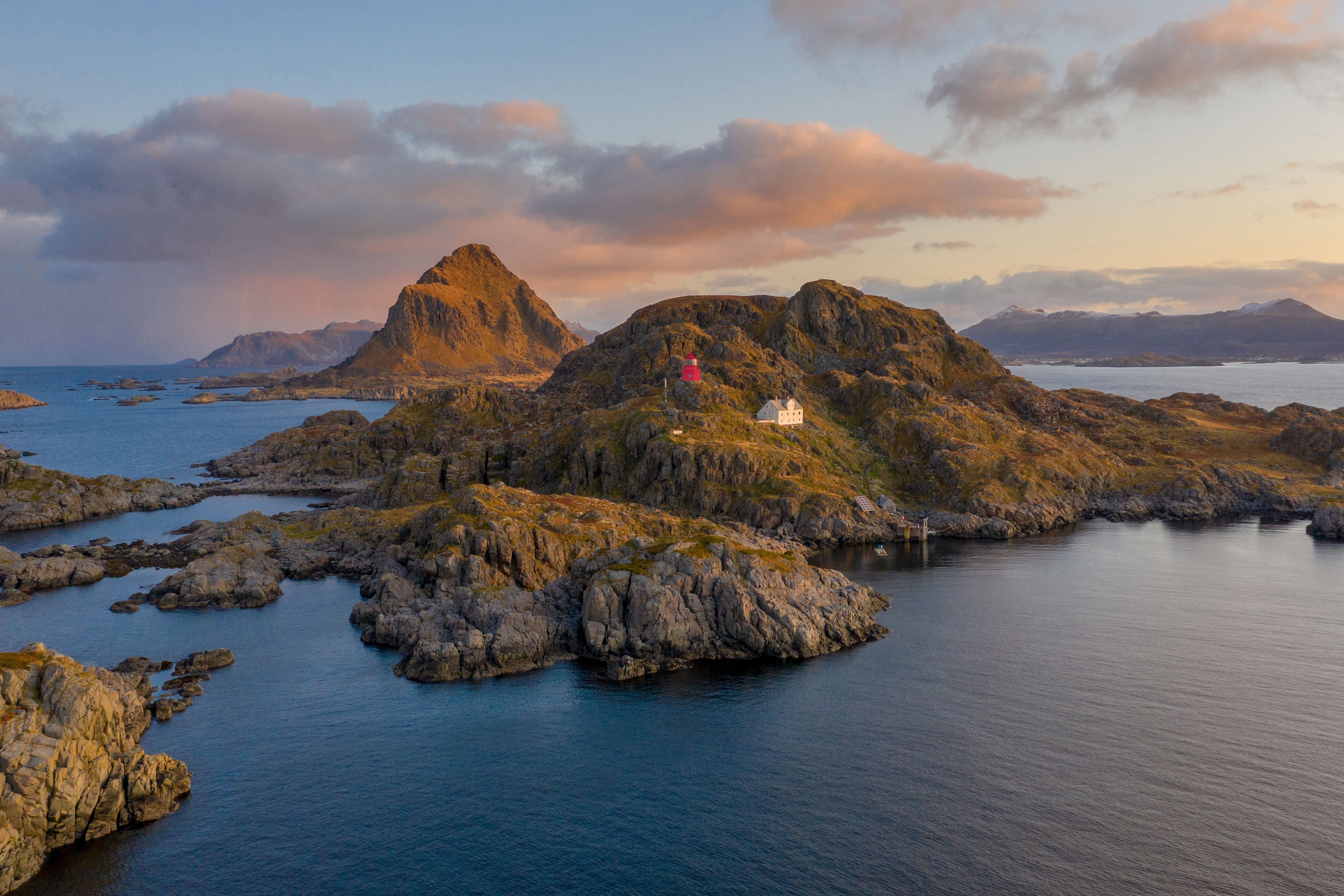 Litløya med fyret.