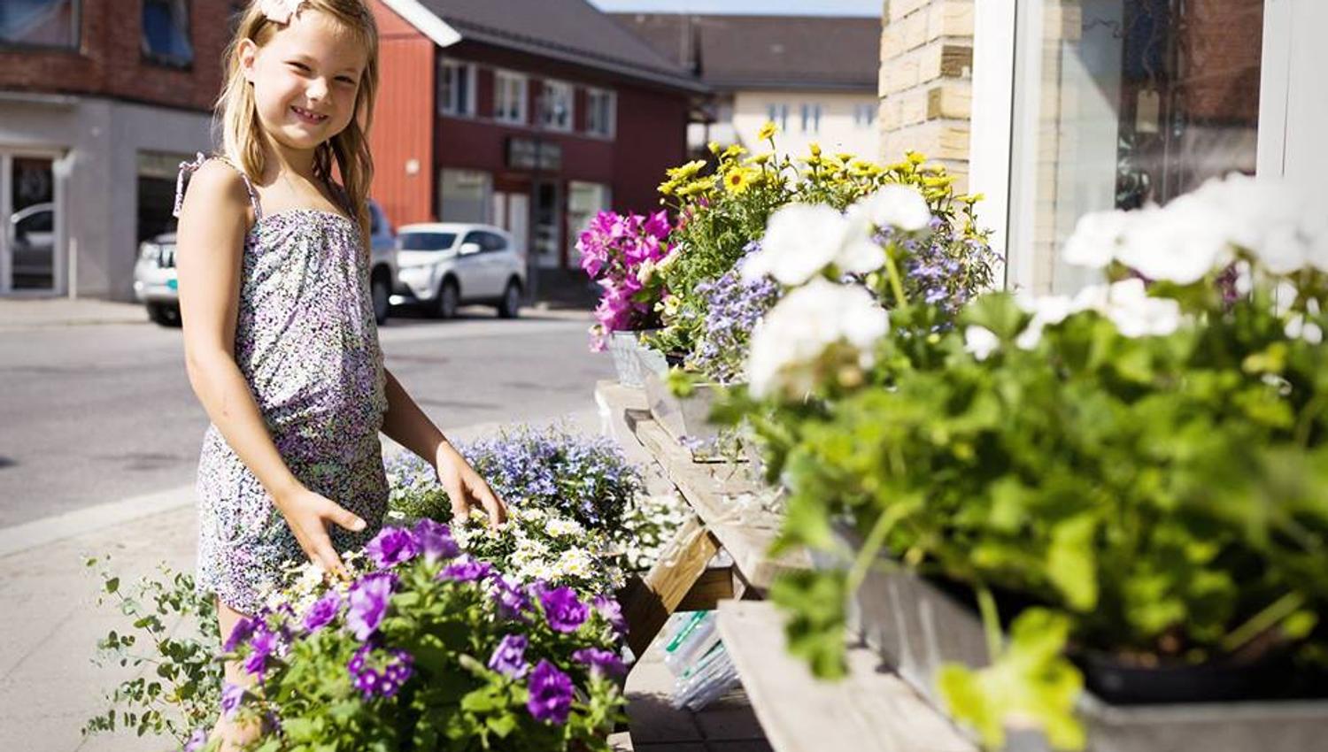 jente som ser på blomster