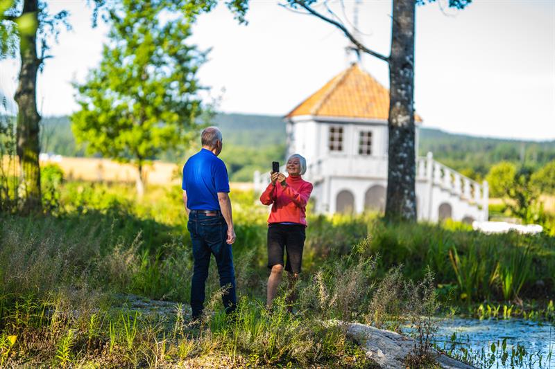 Kvinne tar bilde av mann