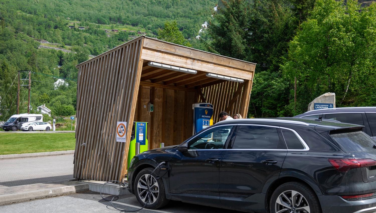Elbil-lading ved Norsk Fjordsenter
