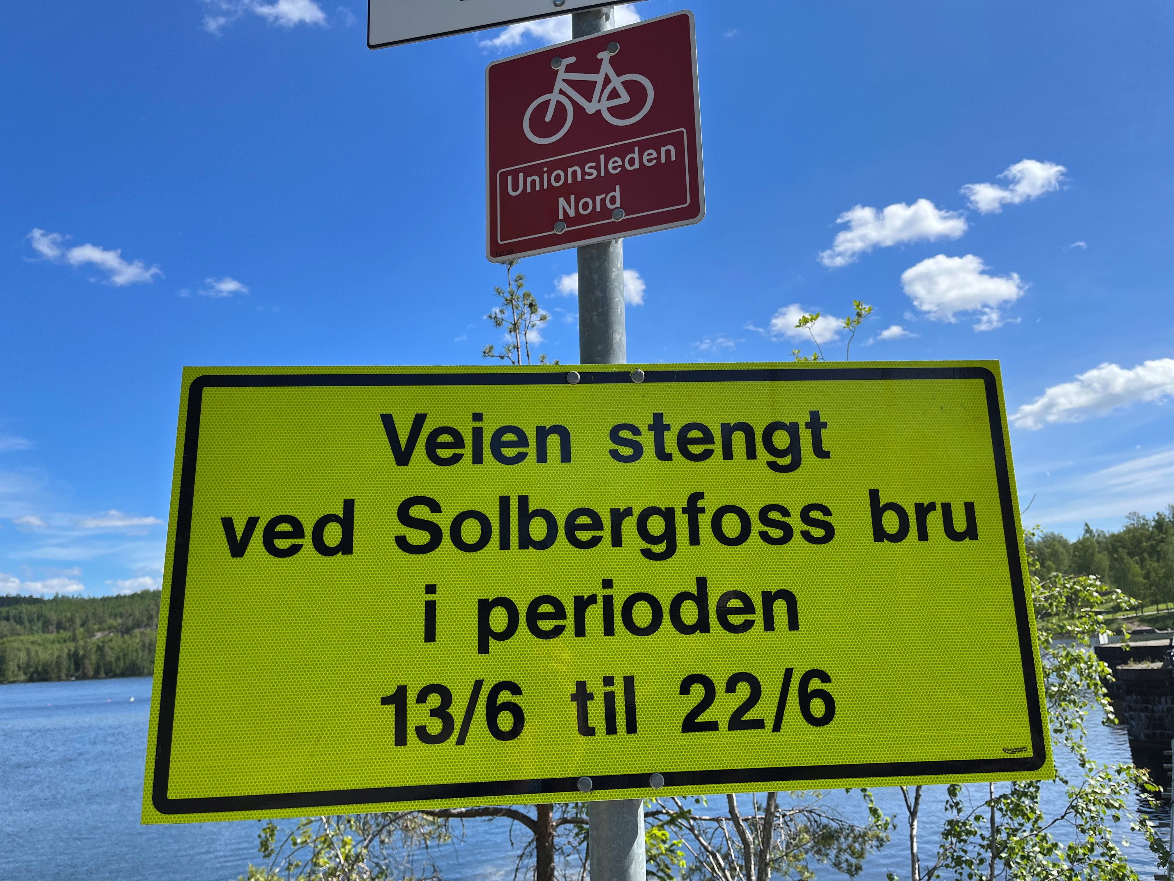 unionsledenskilt, samt skilt om stengt vei ved Solbergfoss ei uke i juni