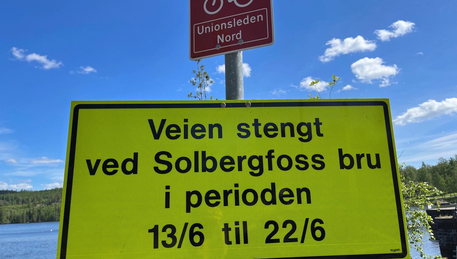 unionsledenskilt, samt skilt om stengt vei ved Solbergfoss ei uke i juni