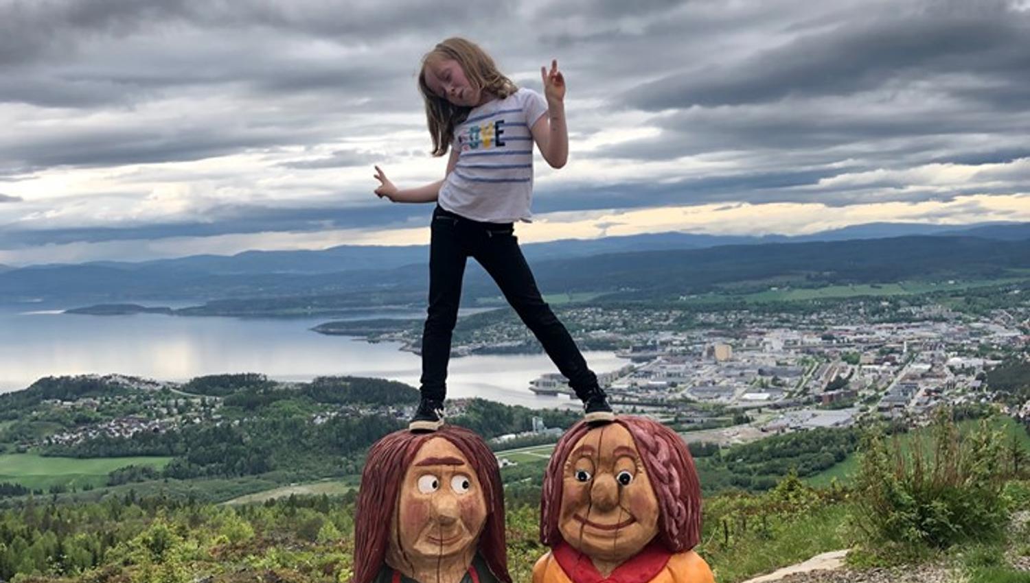 Langs trollstien og oppe ved stolen er det mange treskulpturer av eventyrfigurer.