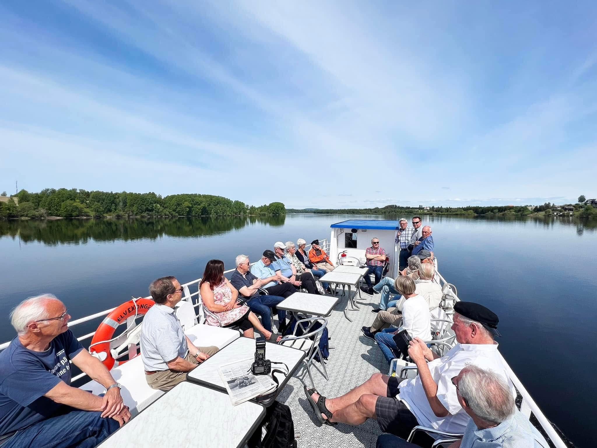 mennesker på en båt som seiler opp en elv