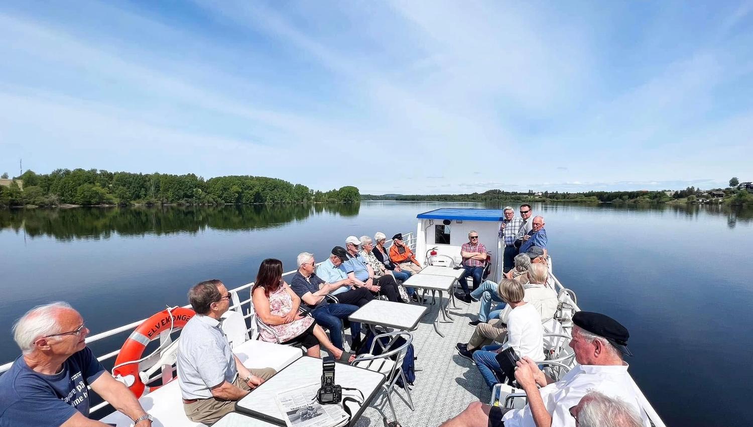 mennesker på en båt som seiler opp en elv