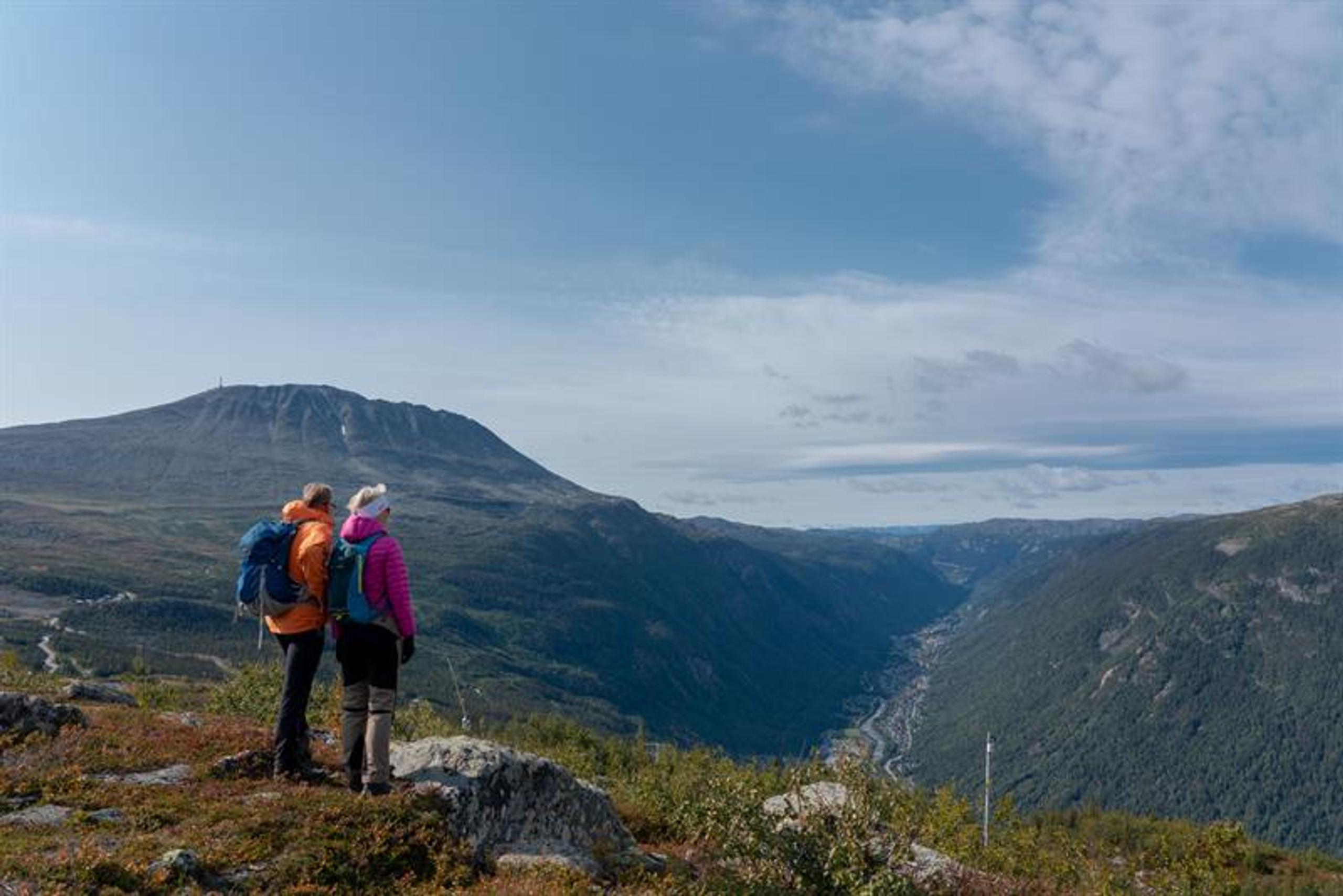Flott utsikt til Rjukan og Gaustatoppen fra Skipsfjell