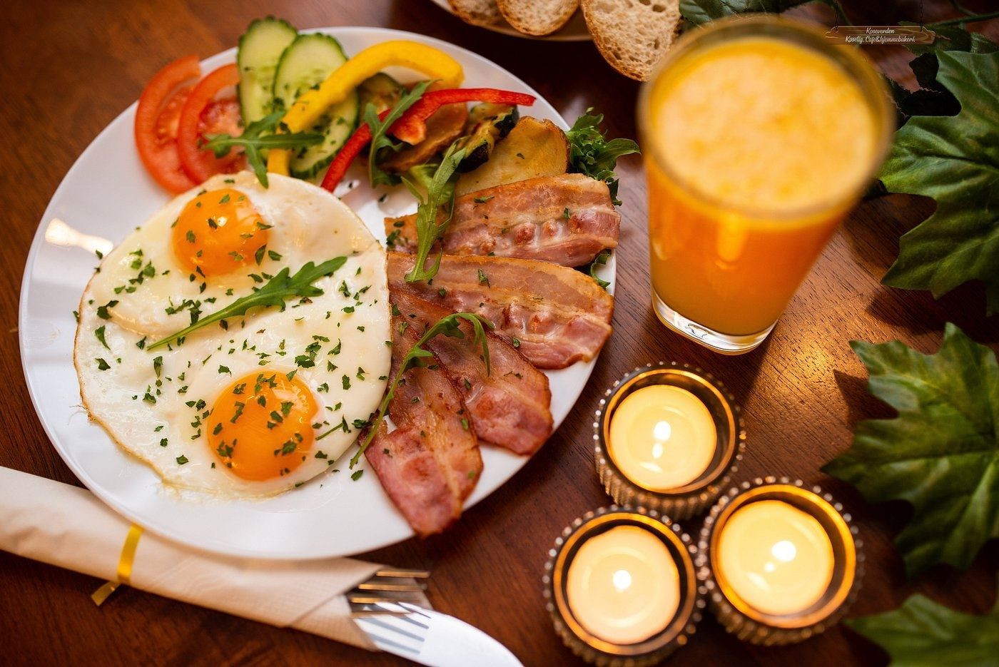 Breakfast with eggs, bacon, vegetables and a drink served at Koseverden in Tromsø.