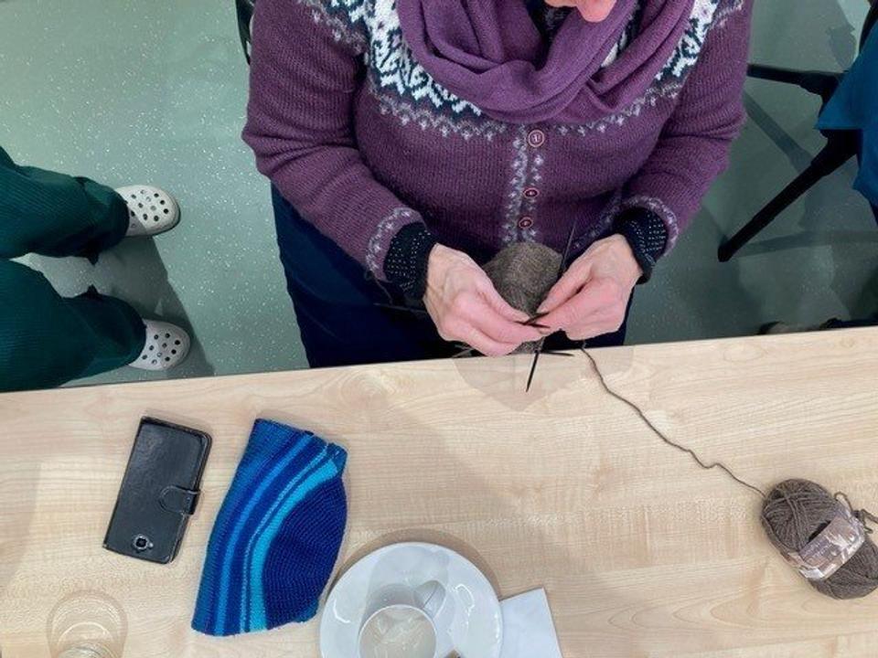 Knitting café at the volunteer center