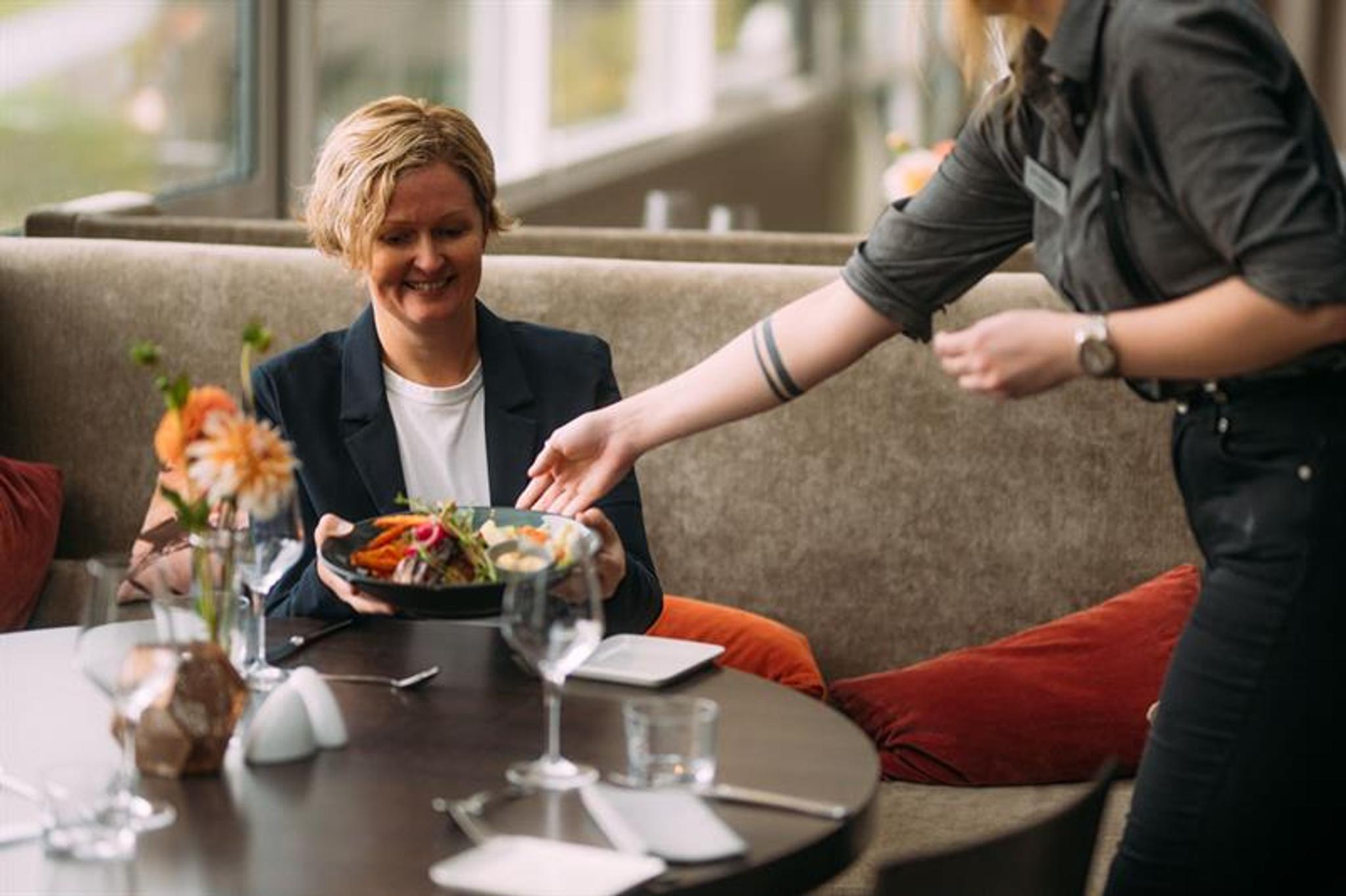 gjest på restaurant til Bø Hotell